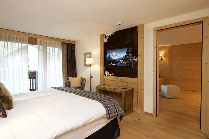 2-room panorama suite with balcony and view of the Matterhorn