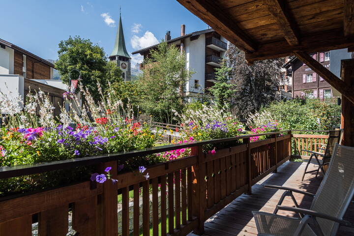 Chalet Doppelzimmer mit Balkon und Gartensicht